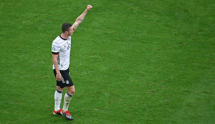 德国跟队记者:戈森斯已准备好首发,吕迪格也可能首发