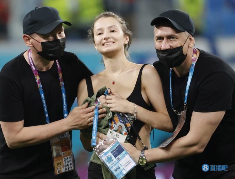 来抓我呀！妹子闯入球场，安保人员“怜香惜玉”铲了个寂寞