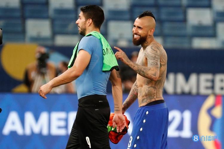 每体:场上对手场下朋友,苏亚雷斯和比达尔赛后寒暄拥抱