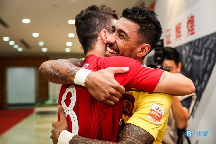 奥斯卡发文送别，保利尼奥回应：谢谢兄弟