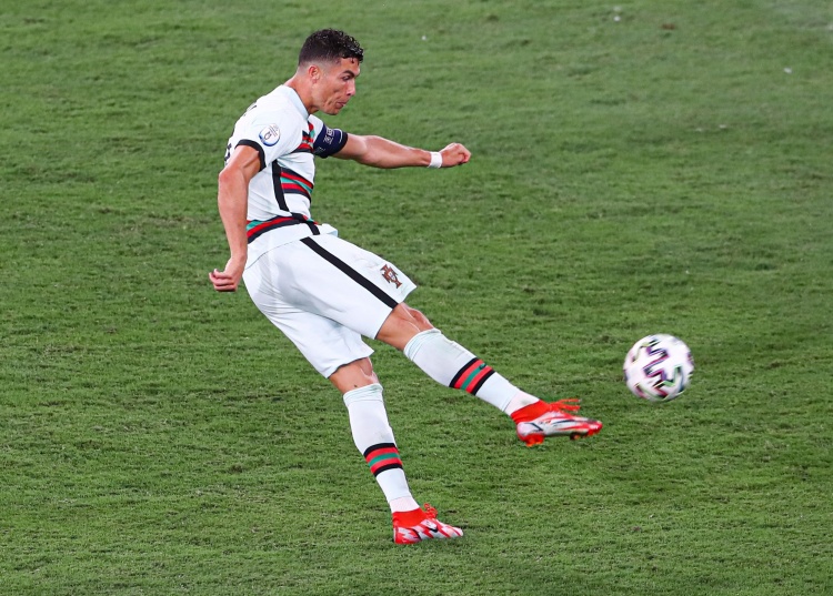 欧洲杯射手榜:C罗5球第一,本泽马&希克&福斯贝里均4球