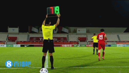 半场换人调整,尹鸿博登场武磊被换下