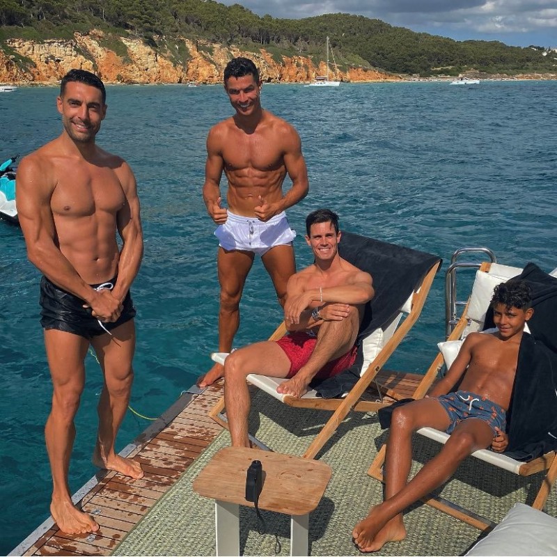 六台记者晒与C罗海边合照，C罗秀出完美肌肉