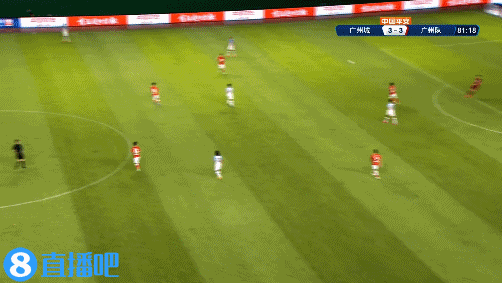 吴少聪回传失误刘殿座扑倒对手,主裁点球判罚被VAR介入取消