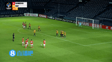 何方战术?广州队任意球四人空跑掩护 第五人吊向禁区被轻松解围