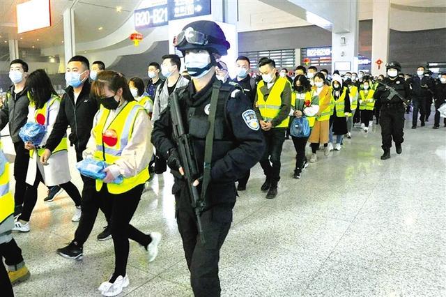 城关警方跨省捣毁5处电诈窝点 82名犯罪嫌疑人被押解回兰州