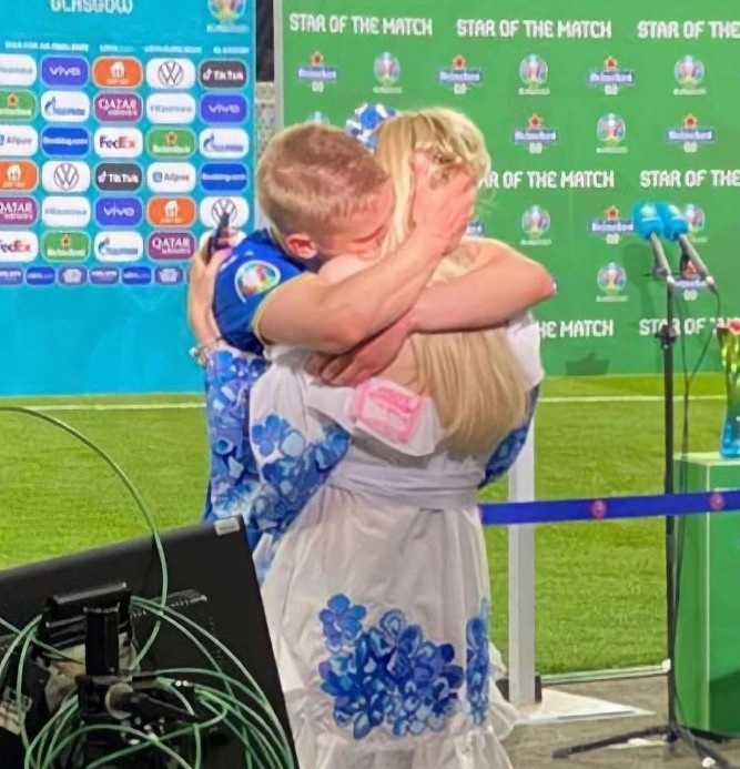 津琴科赛后拥抱孕妻，?你还记得两年前“一吻定情”名场面吗？