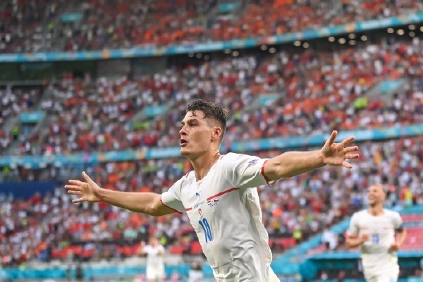 从罗马奇迹的配角到闪耀欧洲杯：希克不止会吊射，他是全能前锋