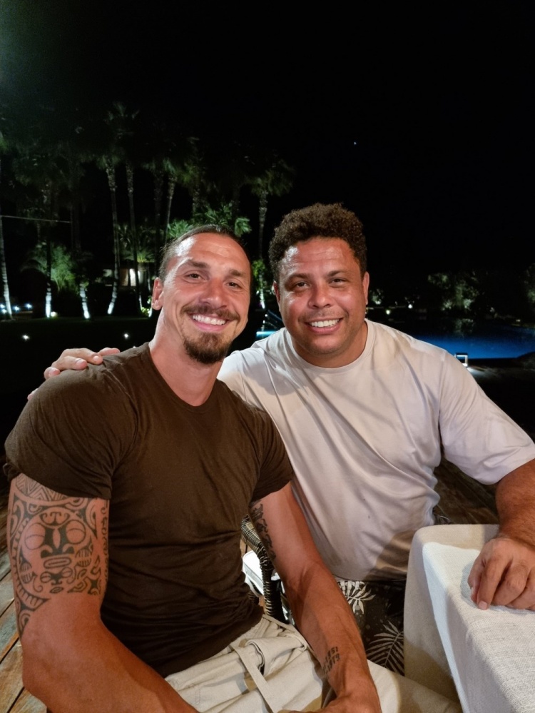 ?迷弟追星成功啦！伊布晒与大罗合照并配文：想象一下