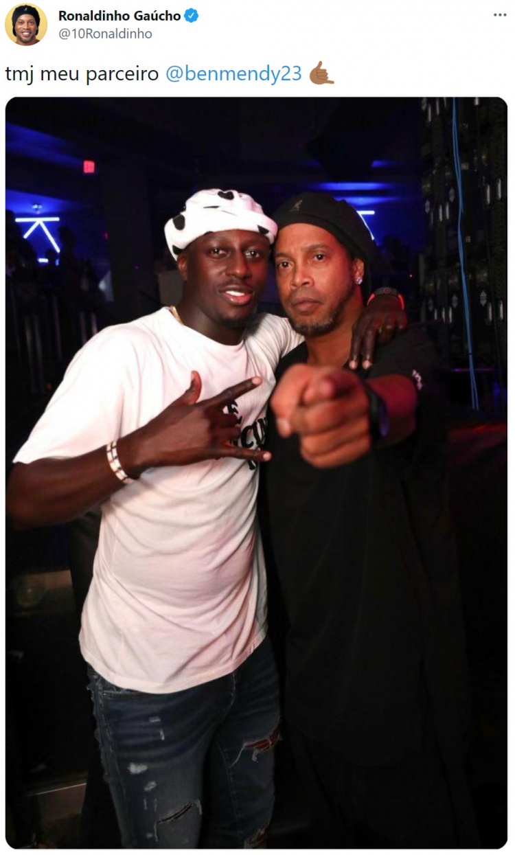 小罗晒与曼城左后卫门迪合照:和我的好伙伴在一起