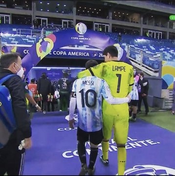 玻利维亚门将观看阿根廷比赛，将梅西球衣放在电视机前表示支持