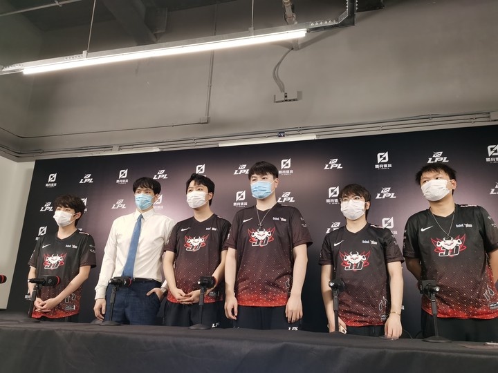 JDG赛后群访 Kanavi:第三局前期劣势能翻就赚 硬着头皮打