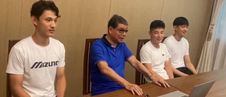 武磊与颜骏凌、王燊超等海港球员回到崇明基地,看望徐根宝指导