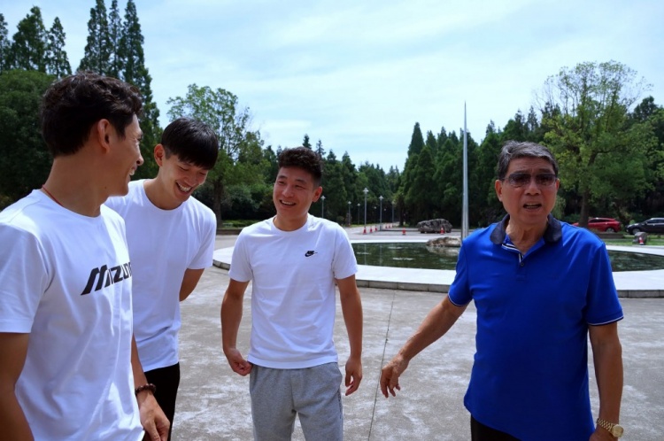 看望恩师徐根宝,武磊:根宝基地21岁生日快乐!