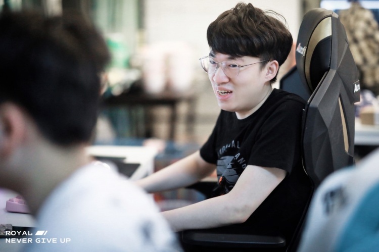 RNG官博晒照:选手日常 每天进步一点