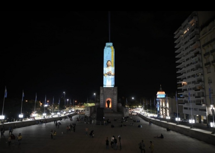 美洲杯决赛即将打响，罗萨里奥纪念碑为梅西及阿根廷国家队加油