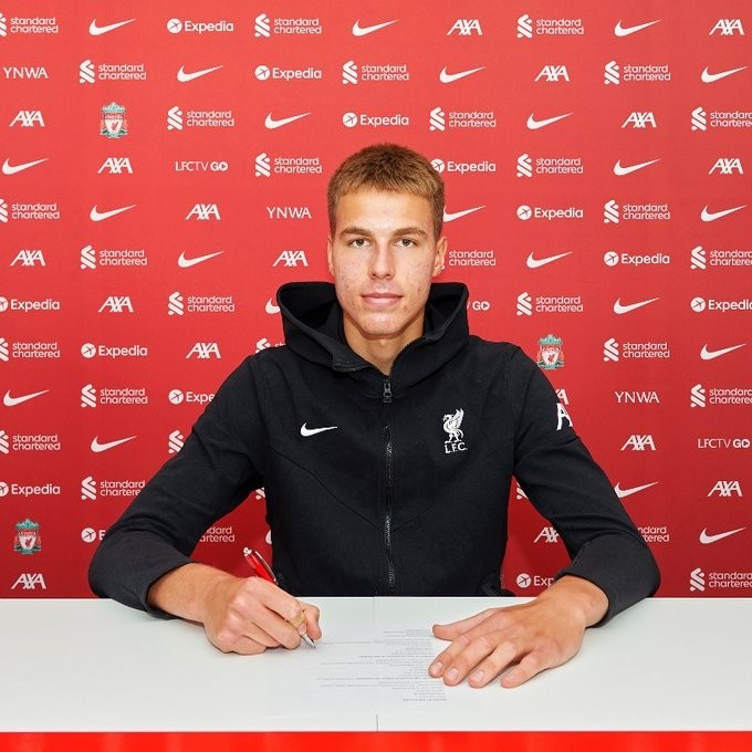 官方：利物浦与18岁波兰门将奥热津斯基签订一份新的长期合同