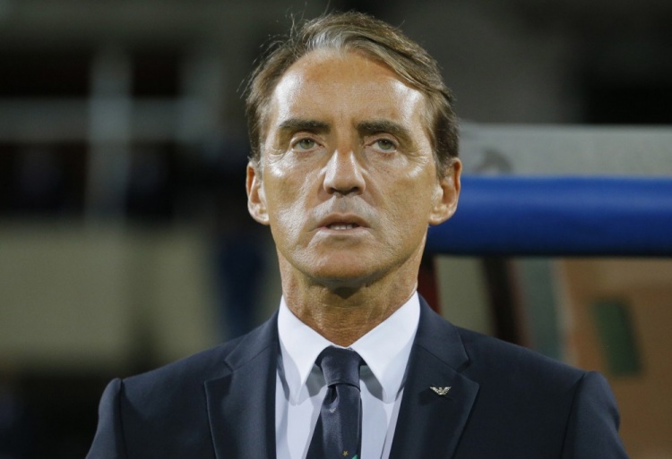 曼奇尼：蓝色球衣的背影与重逢