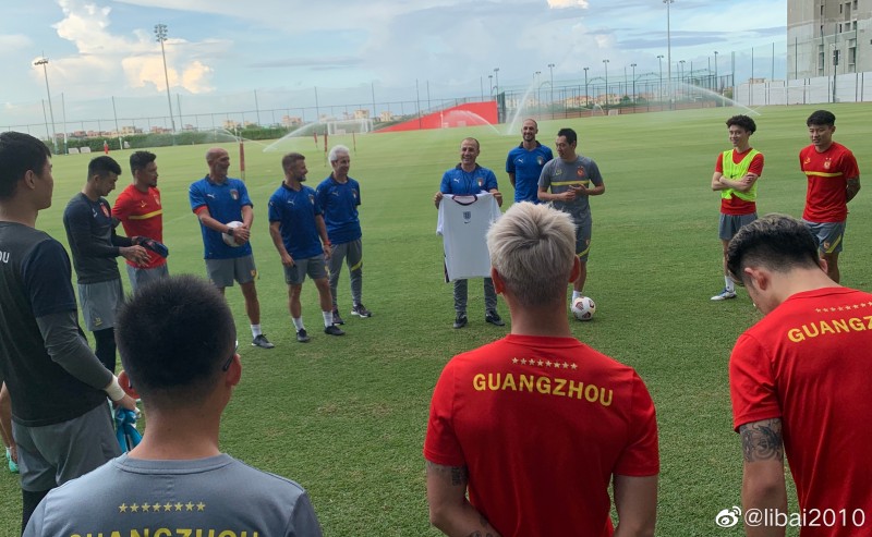 毒奶成功!卡纳瓦罗换上意大利球衣训练 前两天一直穿英格兰球衣