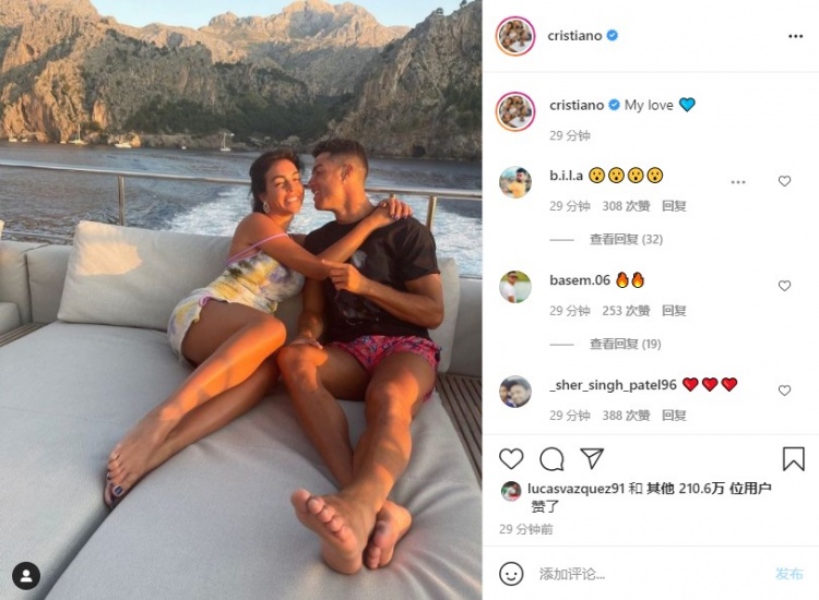 狗粮暴击！C罗与乔治娜乘坐游艇度假