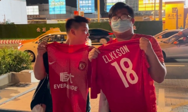 球迷在广州队驻地等候艾克森:生日快乐,希望他为国足进更多球