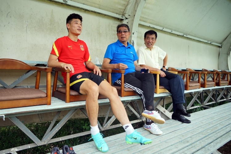 武磊返西前一天探访足协青训营,现场教学并鼓励孩子们为梦想而战