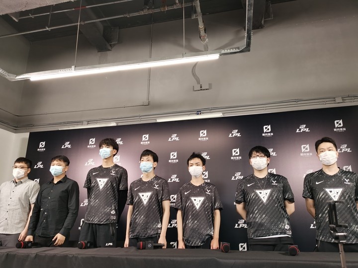 OMG赛后群访 教练:前面总结输是打得太保守了 现在打得更主动了