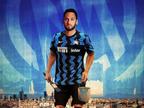 恰尔汗奥卢：球员在米兰双雄之间转会并不罕见