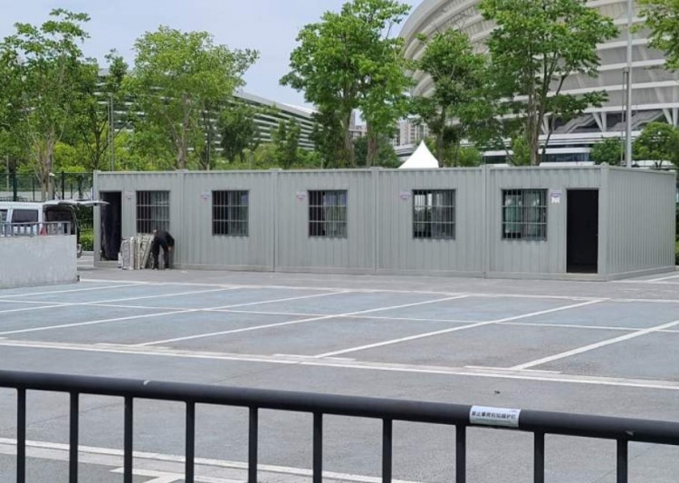 沪媒：苏州奥体中心外场搭建简易房，以作为球员休息室