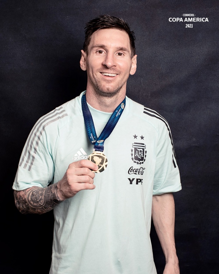 梦想实现！梅西戴上美洲杯冠军奖牌 笑容灿烂