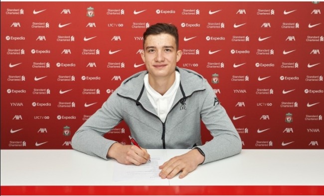 官方：利物浦与17岁门将莫罗泽克签下首份职业合同