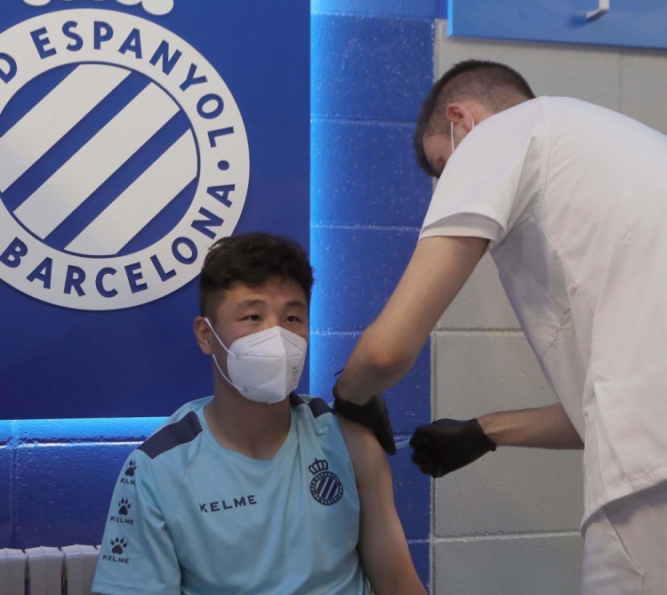 西班牙人官推晒照：球员接种新冠疫苗，武磊也在其中