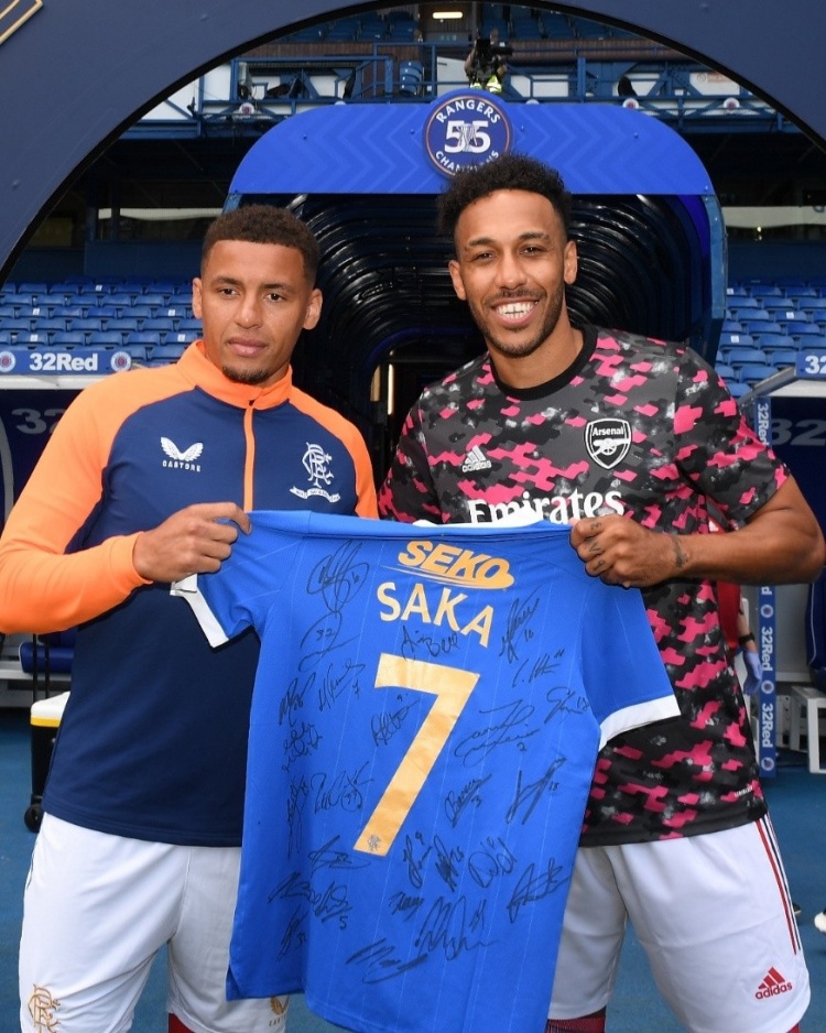 声援萨卡!赛前奥巴梅扬和流浪者队长手持萨卡球衣向其表示支持