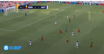 接球后紧张了❓卡塔尔前锋阿里在金杯赛中错失绝佳机会