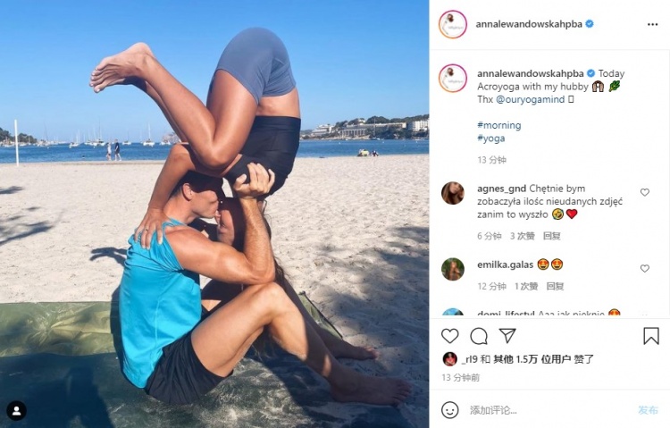 边健身边虐狗？莱万妻子晒照：被莱万倒举接吻