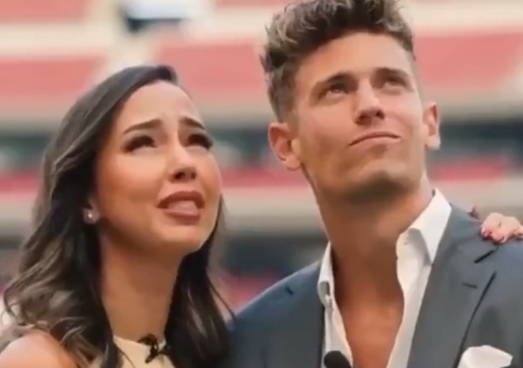 恭喜！马科斯-略伦特在马竞主场向女友成功求婚