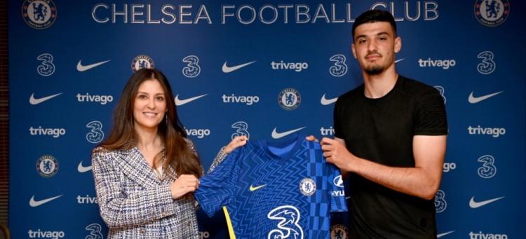 官方:切尔西与19岁中锋布罗亚续约至2026年