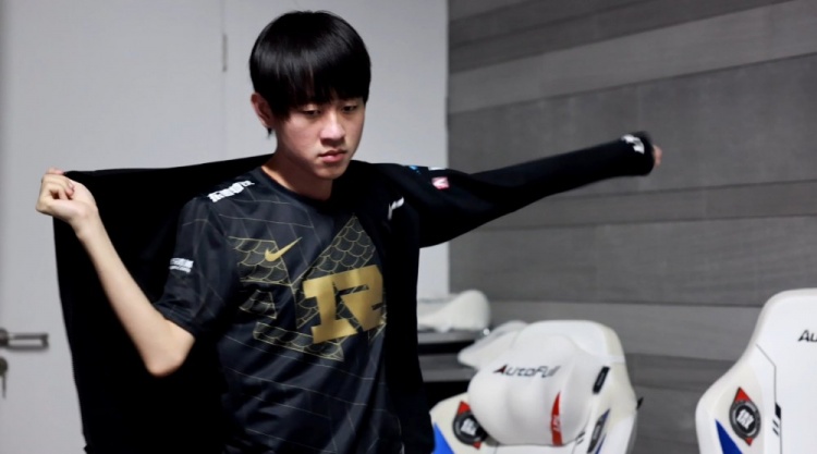 RNG赛后花絮:小明帅气地穿上外套