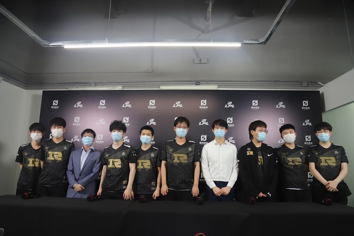 RNG赛后群访 Xiaohu：看过我排位的话 应该不会问挺进蒙多的问题