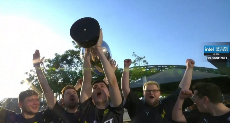 CSGO IEM科隆：捧杯时刻，恭喜NAVI捧起第二座IEM科隆赛事冠军！