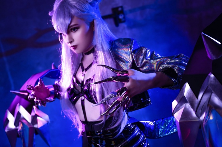 前C9选手女装大佬Sneaky发布COS照:KDA寡妇 恶魔魅影