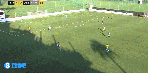 对方后卫回传失误，武磊机敏铲射被门将挡出