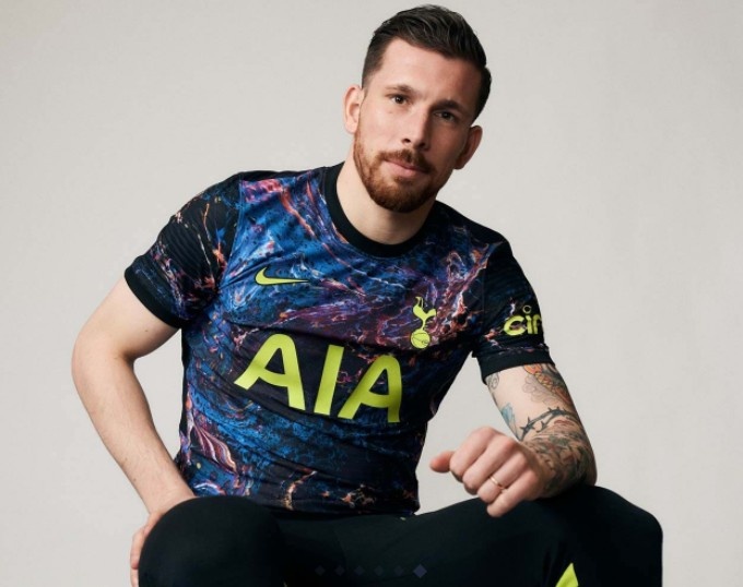 刺迷疯狂吐糟新球衣：但凡眼不瞎就不会去买 足球史上最烂