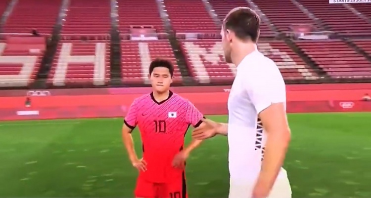 韩媒：李东炅就拒绝握手向球队道歉，表示自己做错了