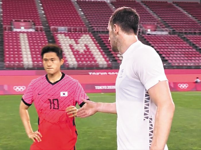 李东炅因拒握手在社媒被韩国网民批评:你家长没教过你礼貌吗?