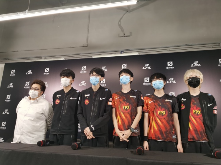 FPX赛后群访Doinb:五杀感觉没什么 又不是没拿过