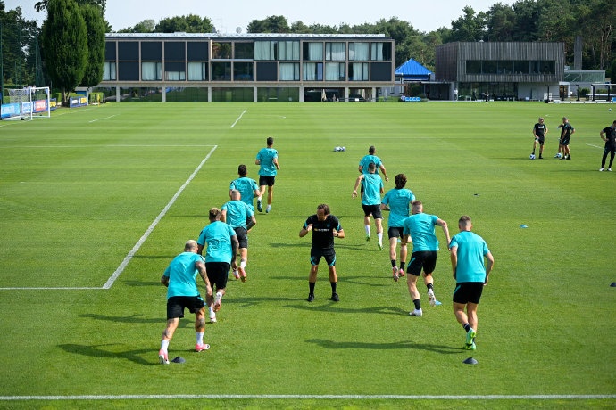 蓝黑札记-热身赛小将表现出彩,转会窗马总压力巨大