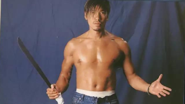 “乌鸦”和“山鸡”同框，张耀扬成赌场公关，陈小春来内地发展