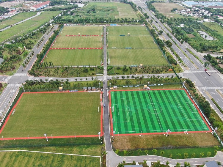 沪媒：受“烟花”影响，苏州赛区8支球队轮流使用人工草场训练