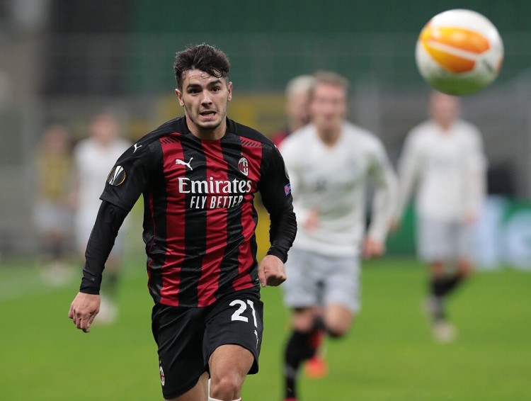 跟队记者:迪亚斯抵达米兰总部签约,预计当地时间周一官宣